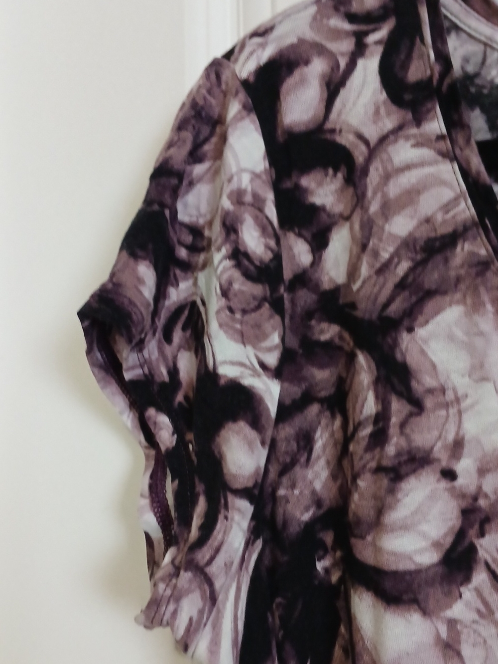 Simply Vera Vera Wang Black and Tan Floral Scoop Neck Short Sleeve Top - Picture 4 of 5